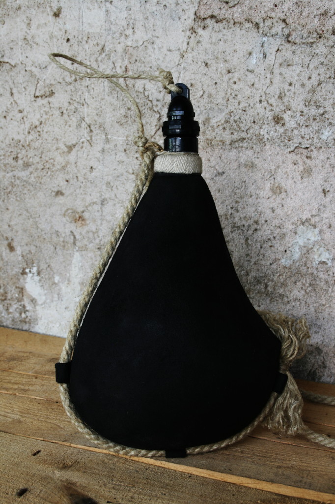 Bota de vino piel curada con interior de pez. Negro. Diferentes tamaños -  Ferreteria Armengol